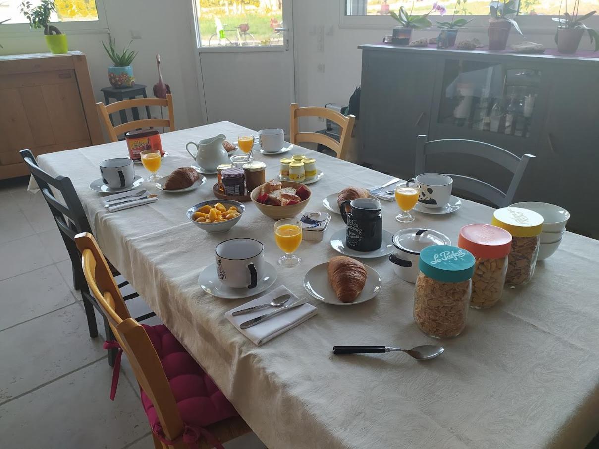 Les Ormeaux Hotel Oisly Eksteriør billede